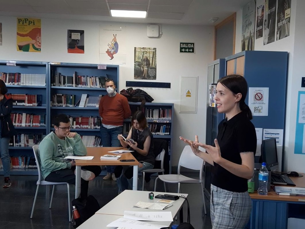 IESORIBCEGA's tweet photo. Viernes 21 de abril entre las 10,30 y las 14,10, la poeta Sonia Márpez presentó sus proyectos, leyó y comentó sus poemas y animó a los alumnos a crear sus propias obras combinando poesía y fotografía. Mañana  de lectura y creación literaria 🌍👨‍🎓📚📸. @cfievalladolid @educaciongob https://t.co/inmsZUGZqE