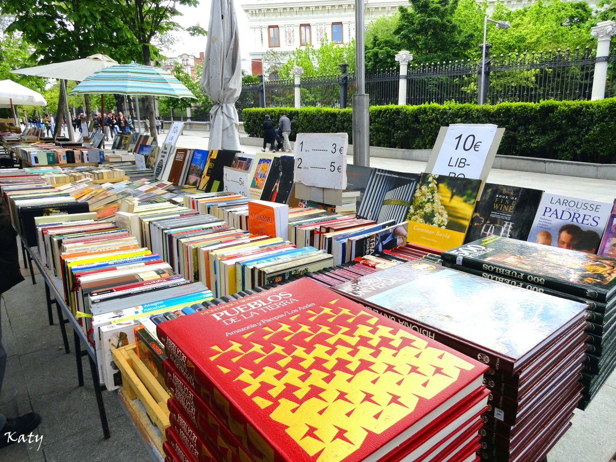 La Cuesta de Moyano. Dedicadas a librería al menos desde 1925 en sus 30 casetas para todos los bolsillos. Junto al Parque del Retiro. No hay excusa para no leer  #libros #CuestadeMoyano #DiaDelLibro