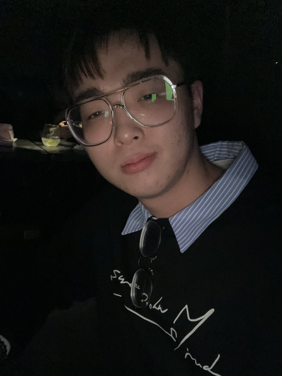 喝完破破爛爛的樣子 

沒
只是搶朋友眼鏡戴戴看