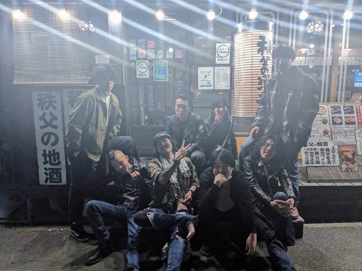 sakegaumaiyoru's tweet photo. 昨日は秩父ラダーラダーありがとう！
見知った顔も何人か来てくれて嬉しかったぜ

次は岡山CRAZYMAMA2ndRoom
ぶっちぎるぜ

写真は最後までいた戦士たちとリクくんの股間から生えた俺 https://t.co/E7vAW9mRd7
