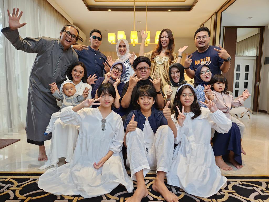 aldisumeruu's tweet photo. Selamat Idul Fitri 1444H https://t.co/IWsM4MlYpx