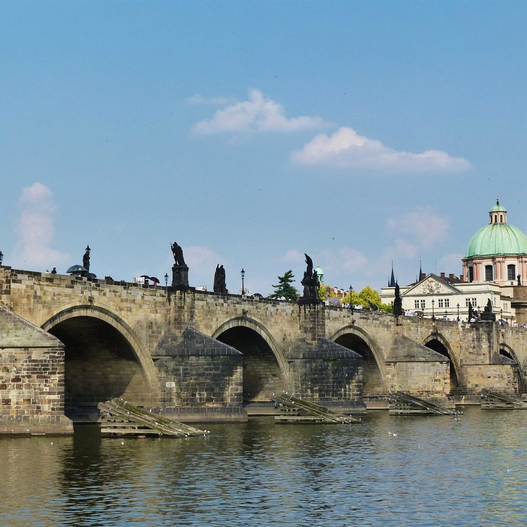 ✨Prag Karl Köprüsü, tarihi yapısı ve nefes kesen manzarasıyla mutlaka görülmesi gereken bir yer. Burada yürümek, Ortaçağ'dan kalma tarihi atmosferi hissetmek için harika bir fırsat! O zaman görmeye gidelim mi?

#Prag #Köprü #Tarih #Manzara