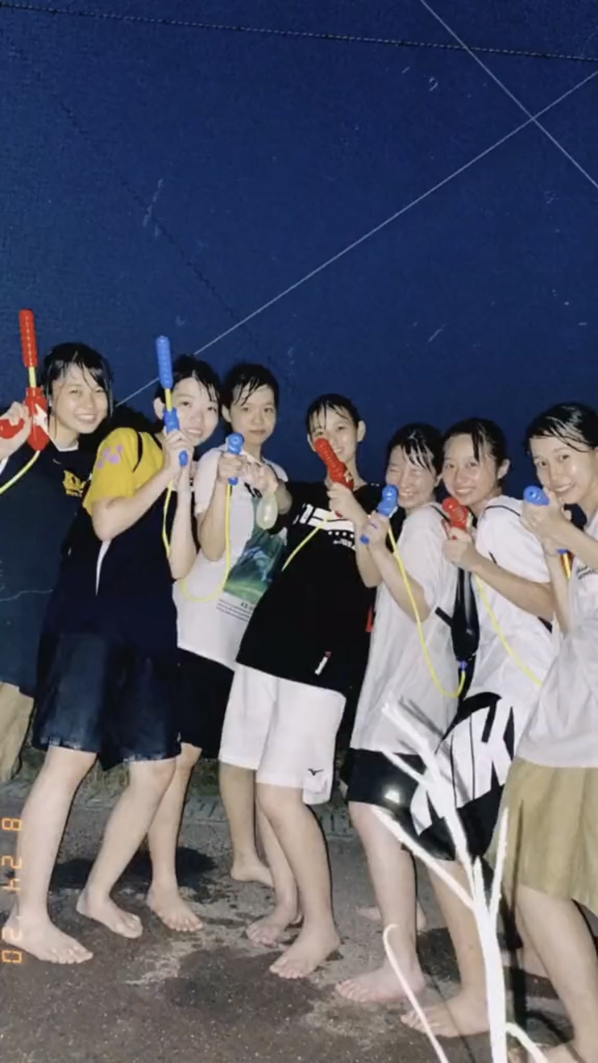 女子高生裸足 