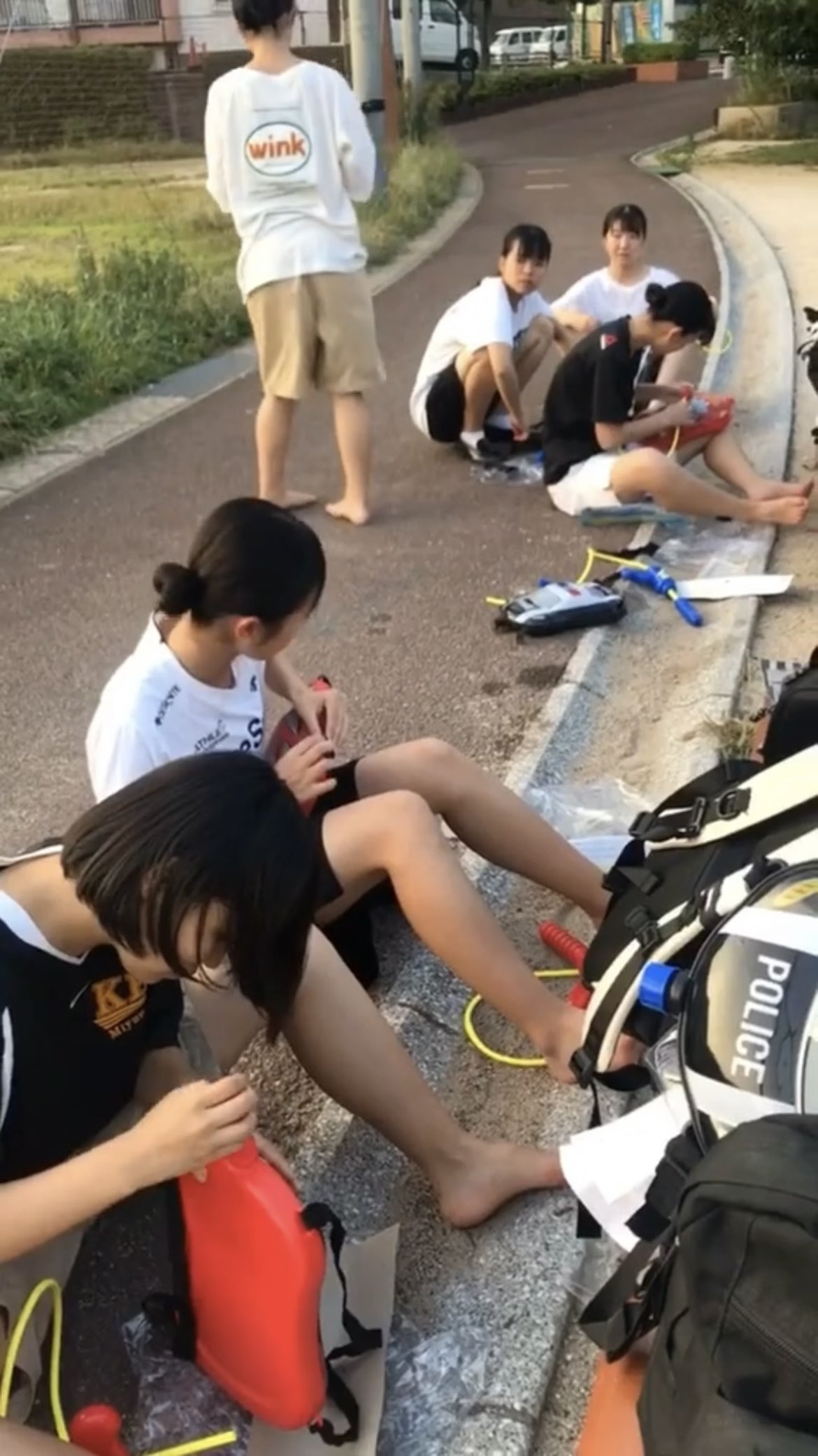 女子高生裸足  / X