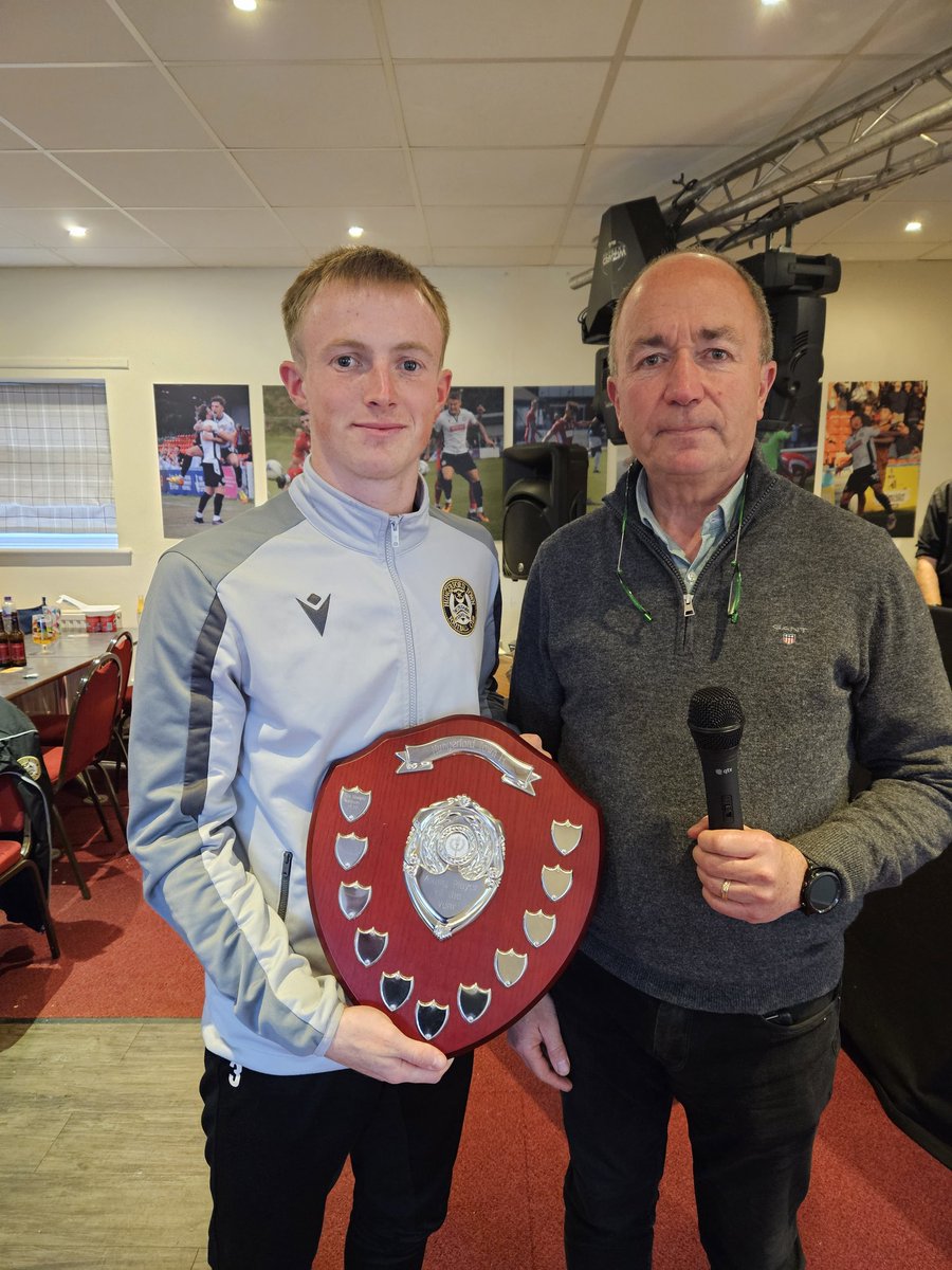HungerfordTown's tweet photo. YOUNG PLAYER OF THE SEASON 

Congratulations to @RJonesy78 who won our young player of the season 22/23. He was presented with the award by chairman Patrick  Chambers 

A stunning loan spell with the Crusaders well played Ryan https://t.co/VY3Gm9pOHt