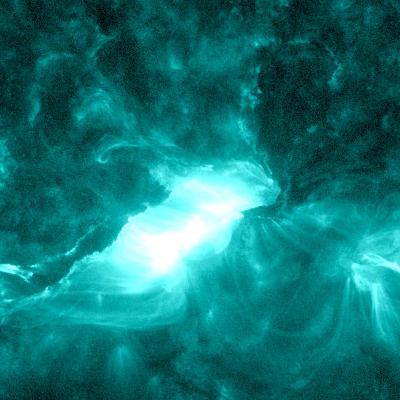 astronomTurk's tweet photo. Güneş'te şiddetli bir püskürme gerçekleşti (21/4). YARIN (24/4) Dünya'ya ulaşması bekleniyor. Seviye M1.7 (R1. G1-G2 seviyesi jeomanyetik fırtına). Dünya etrafındaki uydularda ve kutup bölgelerinde radyo sinyallerinde minor sorunlar olabilir. Relax. https://t.co/66z8thTRgP