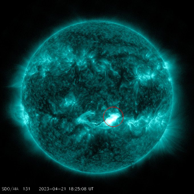 astronomTurk's tweet photo. Güneş'te şiddetli bir püskürme gerçekleşti (21/4). YARIN (24/4) Dünya'ya ulaşması bekleniyor. Seviye M1.7 (R1. G1-G2 seviyesi jeomanyetik fırtına). Dünya etrafındaki uydularda ve kutup bölgelerinde radyo sinyallerinde minor sorunlar olabilir. Relax. https://t.co/66z8thTRgP