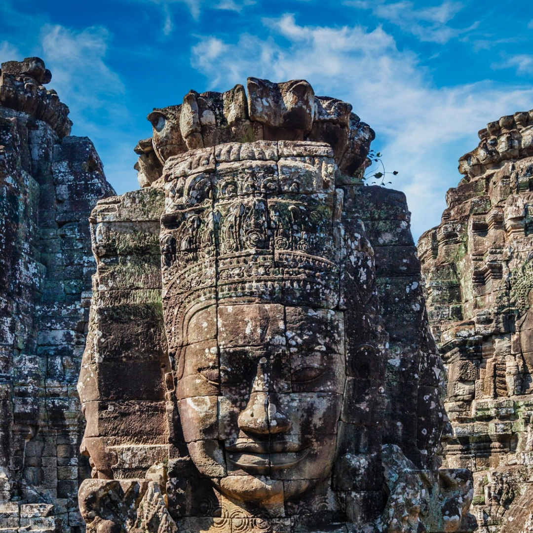 ✨ Kamboçya Bayon Tapınağı, Angkor Wat'ın yanında bulunan etkileyici bir tapınak. Burada antik Khmer medeniyetinin sanat ve mimarisini keşfetmek için görmeye gidelim mi?

#Kamboçya #Tapınak #Khmer #TarihYazacak