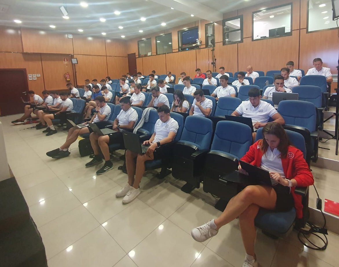 CTARFEF's tweet photo. 📍 Seminario de pretemporada para los árbitros y árbitras de Primera División de Fútbol Playa.

✍️🏃‍♀️ Doble jornada de pruebas físicas y técnicas.

#ArbitrajeRFEF https://t.co/O5O4BnUmk9
