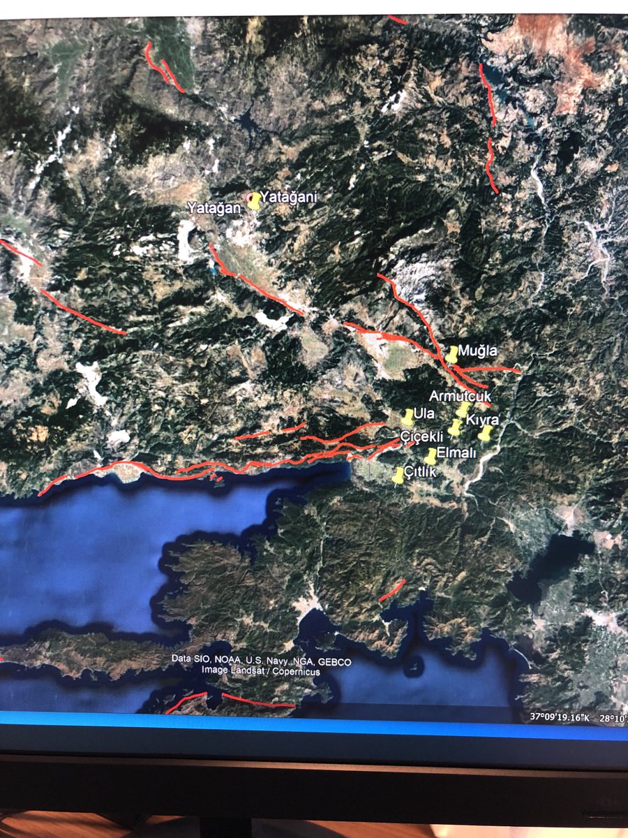 Muğla’nın Ula çevresinde 4,0-4,1 büyüklükte depremler oluyor. Depremler Gökova Fayı üzerinde ve Muğla-Yatağan Fayına yakın. Muğla fayında depremler genellikle doğudan batıya göç ediyor. Bu bölgede en yakın depremler 2004 (5,4), 2005 (5,2) ve 2017 (6,6) oldu.