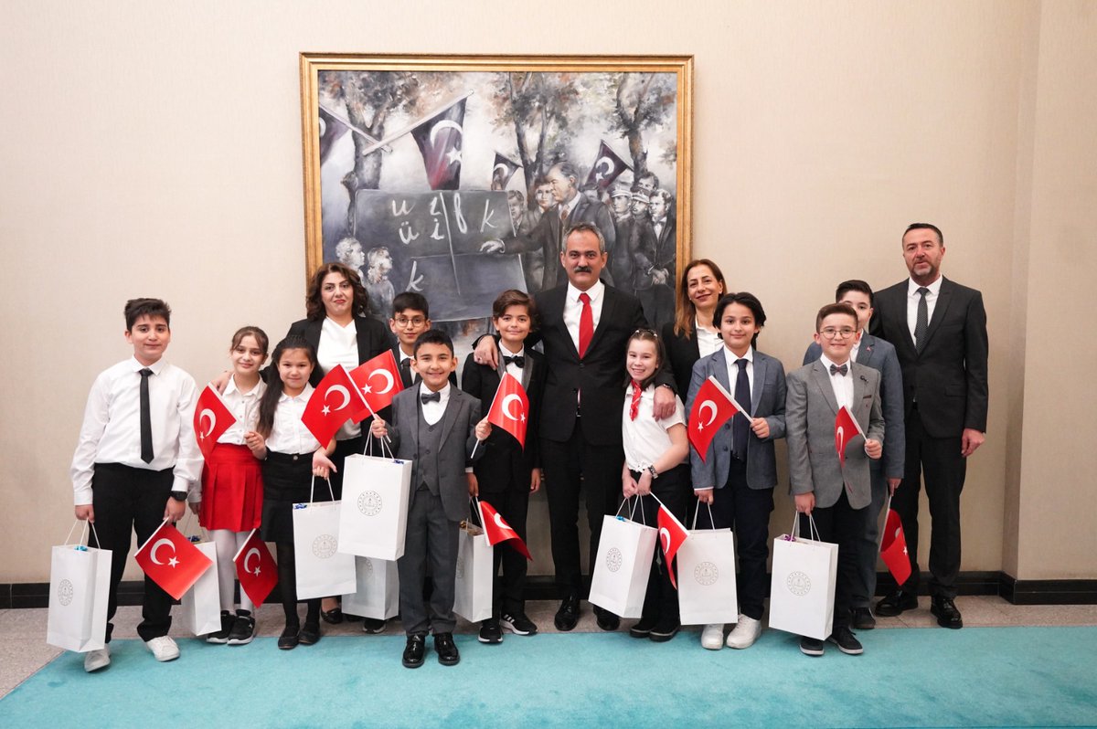 Bakanımız <a href="/prof_mahmutozer/">Mahmut Özer</a>, 23 Nisan Ulusal Egemenlik ve Çocuk Bayramı dolayısıyla 81 ili temsilen gelen çocukları makamında kabul etti.

👉meb.ai/UFBX3Vy