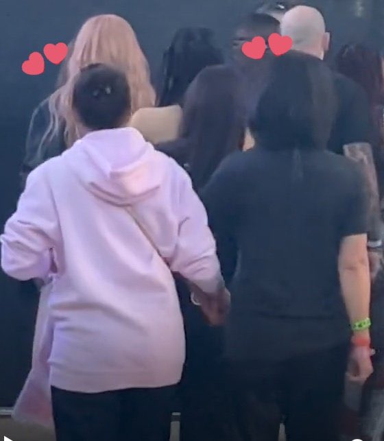 Mama Kim and Mama Chip were  spotted holding hands, their daughters can’t relate. Jenlisa what are you doing on the floor?😭