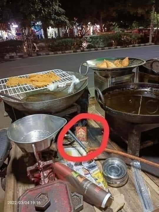 BeingArun28's tweet photo. Mall में जाके 4000 खर्च करो या ना करो पर आपने धर्म पालन करने वाले ऐसे ठेले दिखे तो 40 जरूर खर्चा करना.धर्म टीक कर रहने में हाथ भार ही होंगा.🙏🚩जय श्री राम 🚩🚩

हमारा सनातन धर्म कुछ ऐसे लोगों ने कायम रखा है, मॉल में जाकर 100 रुपये खर्च करने से पहले एक स्टाल पर जाकर 100 रुपये खर्च करो, आपका सनातन धर्म बचेगा 🙏🚩