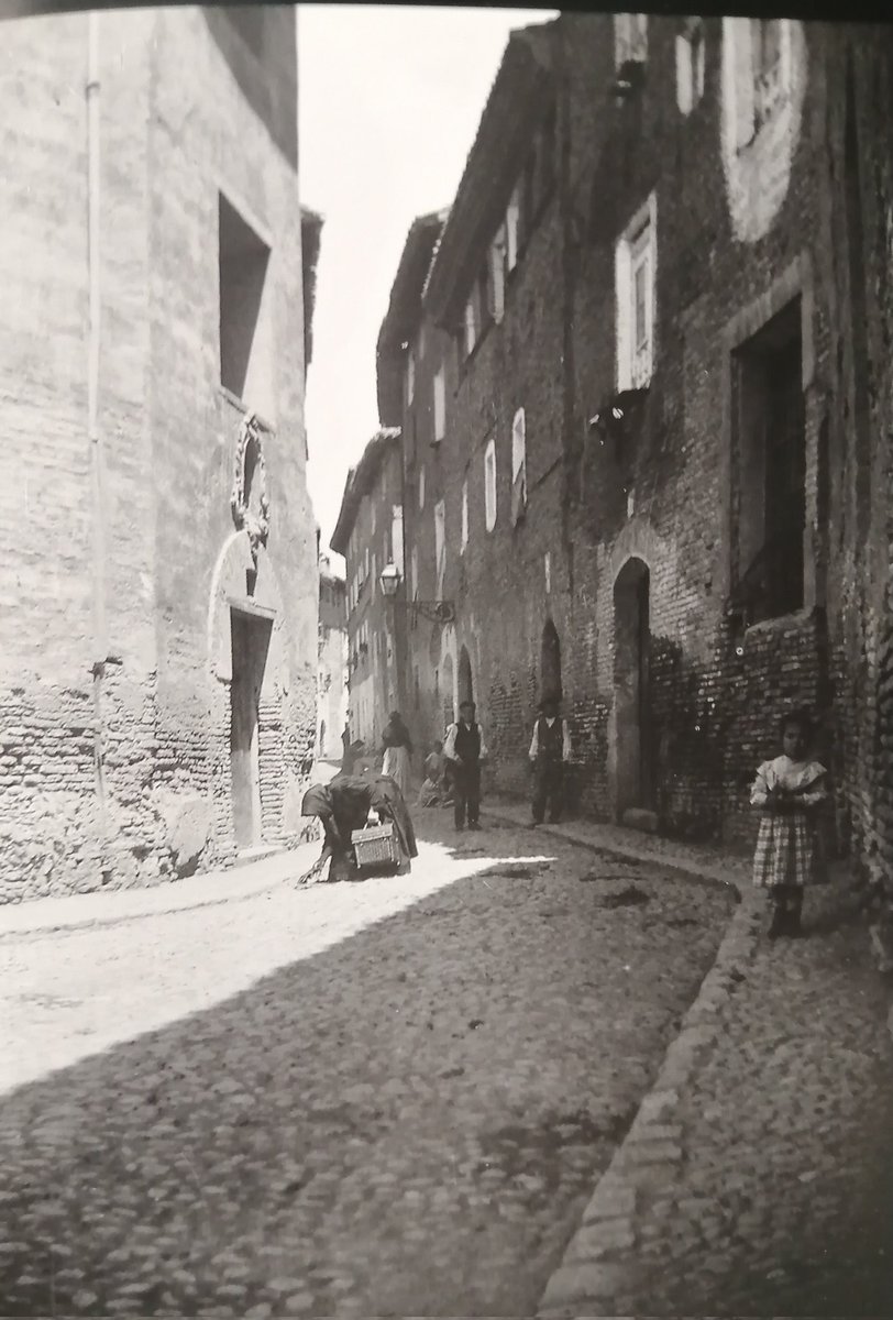 PacoSanz70's tweet photo. Calle Manuel Lacruz, #ElRabal #Zaragoza
(Principos del siglo XX, hoy.) https://t.co/nSvimHVx92