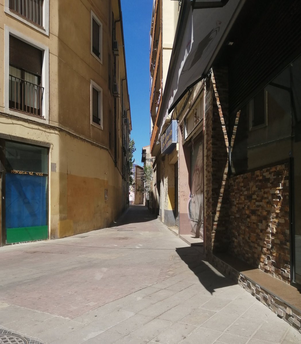 PacoSanz70's tweet photo. Calle Manuel Lacruz, #ElRabal #Zaragoza
(Principos del siglo XX, hoy.) https://t.co/nSvimHVx92