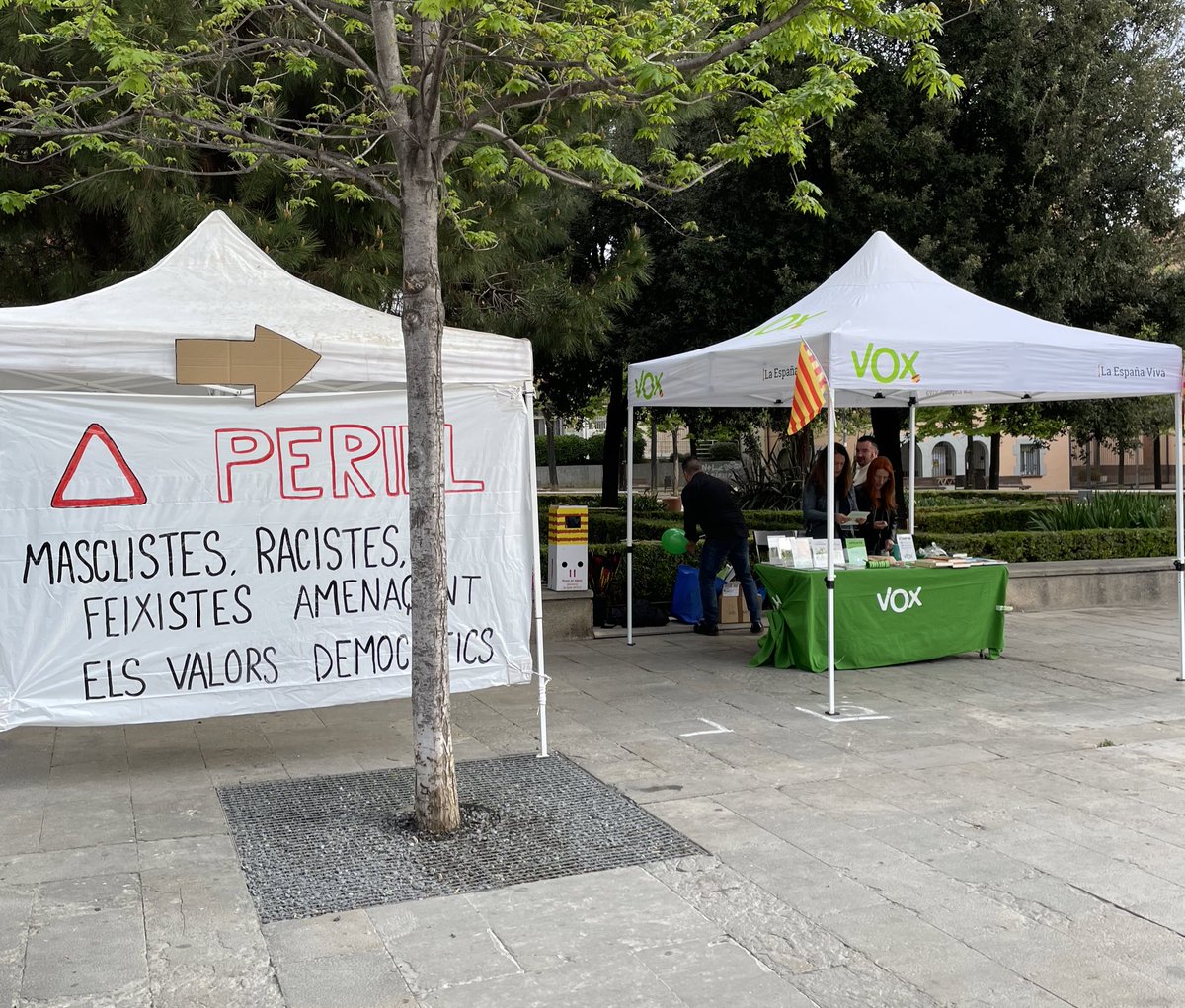 🚨 PERILL ‼️

Masclistes, racistes, feixistes amenaçant els valors democràtic.

<a href="/UCFRcat/">UCFR #StopIslamofòbia #StopVOX</a>