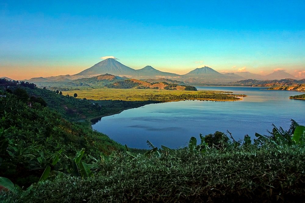JacobSsenyonga's tweet photo. Kisoro district in southwestern Uganda is a hidden gem waiting to be explored, with breathtaking natural scenery, fascinating cultural experiences, and thrilling encounters with wildlife. 

Here are ten things to do in Kisoro district;
#ExploreWest #ExploreUganda https://t.co/ftuCiua1yw