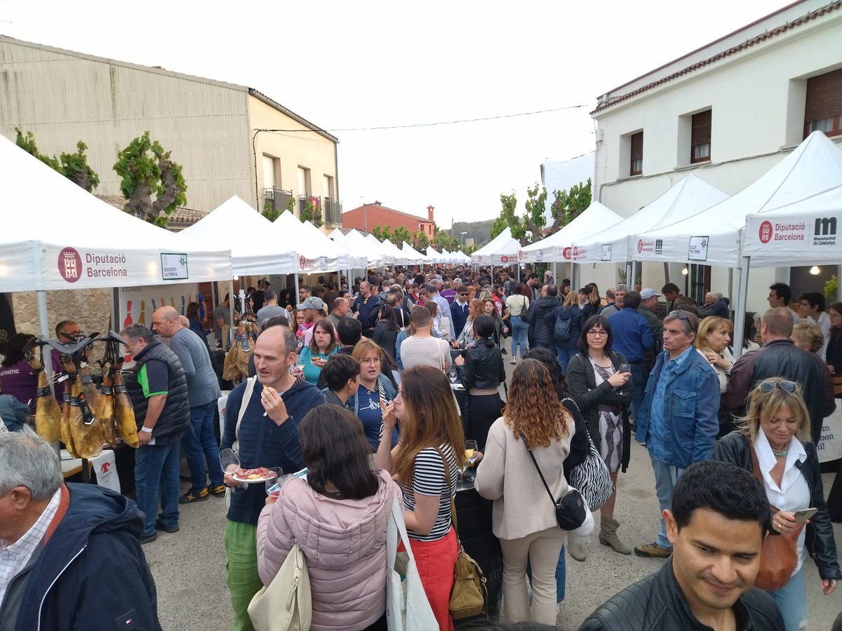 VisitaAvinyonet's tweet photo. Tarda fantàstica ahir a L'Arboçar amb la Mostra de petits cellers de #Microvi2023 que enguany va superar el miler de participants.
Moltes gràcies a tothom!
@ajavinyonet @AmetllerOrigen https://t.co/aRKXVRgm5Q
