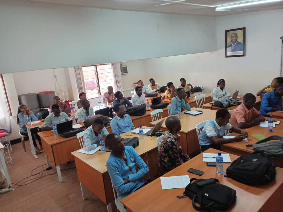 Christian12Noel's tweet photo. 💯 "Mon idée, mon entreprise"

Du 20 au 22 Avril, j'ai participé ds 1 formation sur le montage du plan d'affaires bancable et l'art oratoire organisée pr le #CEF_Bujumbura en partenariat avec le @cinaub. 
J'ai bcp appris de la sagesse et expérience du coach @leonidasnzi.
@cnjbdi https://t.co/f2I7VC8vOR