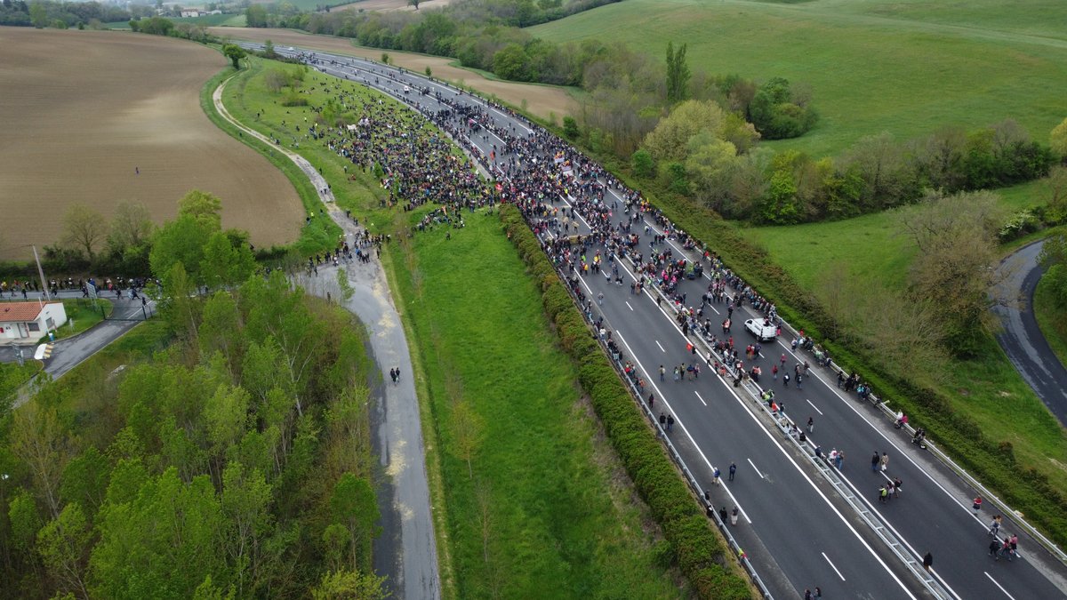 xr_toulouse's tweet photo. 😊 Après le succès de la GRANDE MARCHE du samedi face à l'#A69 &amp; ses terres bétonnées, RDV pour un dimanche maraicher 🌱 &amp; d'échanges pour un construire autre chose que ce que nous propose NGE Atosca et les vendeurs de bitume 🛣️

L'A69 ne passera pas ⛔️

#sortiederoute
#nomacadam https://t.co/wlI56Un7gU