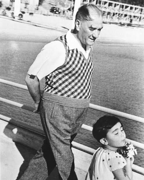 Armağan  ettiğin bayramları çocukluğumda kutladığımız zamanlar o kadar güzeldi ki.. gurur dolduğumu, sevginin coşkusundan ağladığımı hatırlıyorum. Sana hayran olarak büyümek müthiş bi duygu.Teşekkür ederim Atam..bıraktığın her şey için. ❤️ #23NisanKutluOlsun