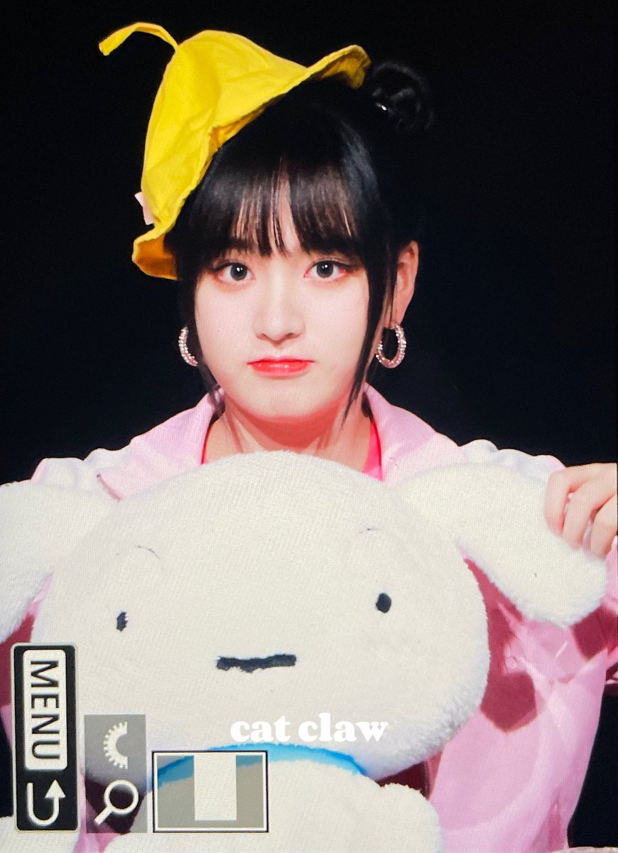 LIZCENTRE's tweet photo. 📸 [PHOTO] 230416 — LIZ Previews on the Mokketshop Offline Fansign Event 

© CatClaw_Liz

#리즈 #LIZ #아이브 #IVE https://t.co/d4DNMwny80