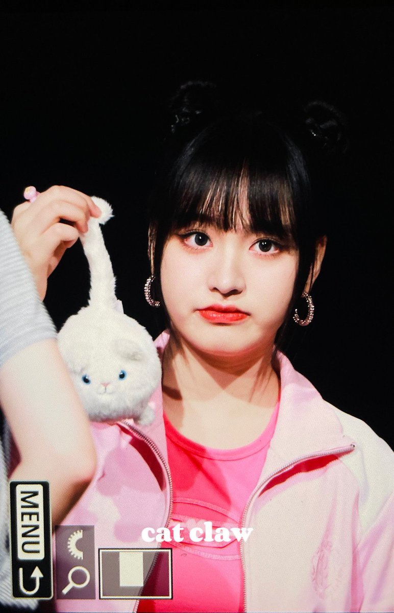 LIZCENTRE's tweet photo. 📸 [PHOTO] 230416 — LIZ Previews on the Mokketshop Offline Fansign Event 

© Lizz_1121

#리즈 #LIZ #아이브 #IVE https://t.co/xrywkzUE6r