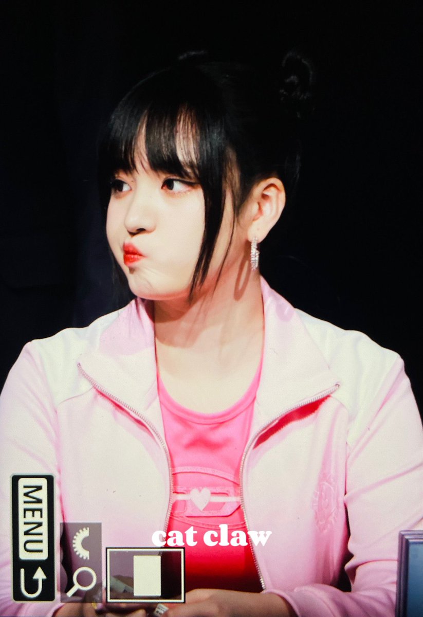 LIZCENTRE's tweet photo. 📸 [PHOTO] 230416 — LIZ Previews on the Mokketshop Offline Fansign Event 

© Lizz_1121

#리즈 #LIZ #아이브 #IVE https://t.co/xrywkzUE6r
