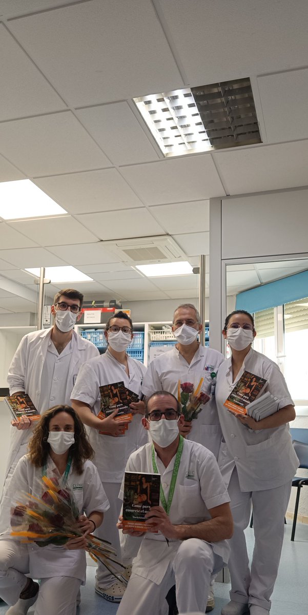 El equipo de #OrtigeriatríaClínic hoy distribuye libros y rosas 🌹📚 entre los pacientes, para celebrar el día de #SantJordi2023 y #DiadelLibro2023.
Bona diada!