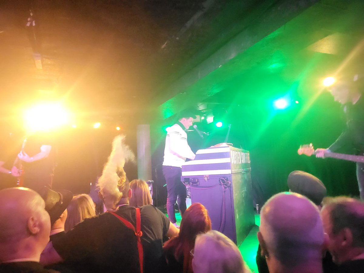 GroundhoppingGirl tweet media