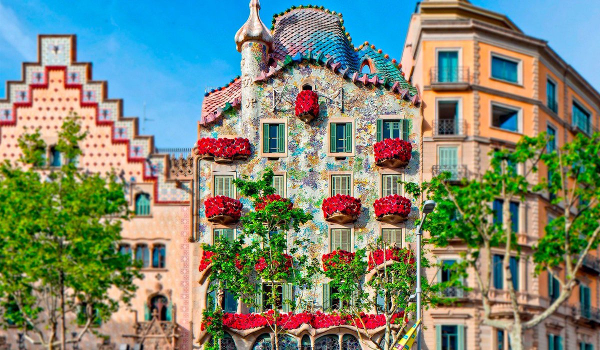 alexsnclmnt's tweet photo. Ja fa uns quants anys que la Casa Batlló és l'edifici més fotografiat de Barcelona el dia de Sant Jordi... però sabíeu que la façana d'aquest edifici emblemàtic està plena d'al·legories sobre la llegenda del drac, la princesa i el cavaller? https://t.co/BJWJXrbs0n