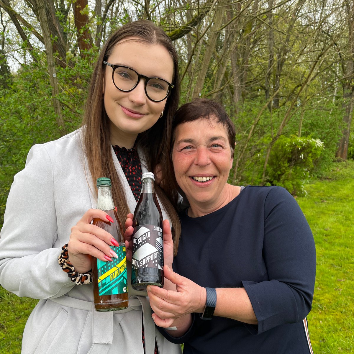 die_linke_th's tweet photo. By the way, unsere Delegiertengeschenke supporten dieses Mal: @SOLIDRINKS "misch dich ein. für eine offene Gesellschaft." Check this out: https://t.co/7oQSbhfbaN
#linkelpt #weilesmöglichist #solidrinks https://t.co/V6L0sgTMxA