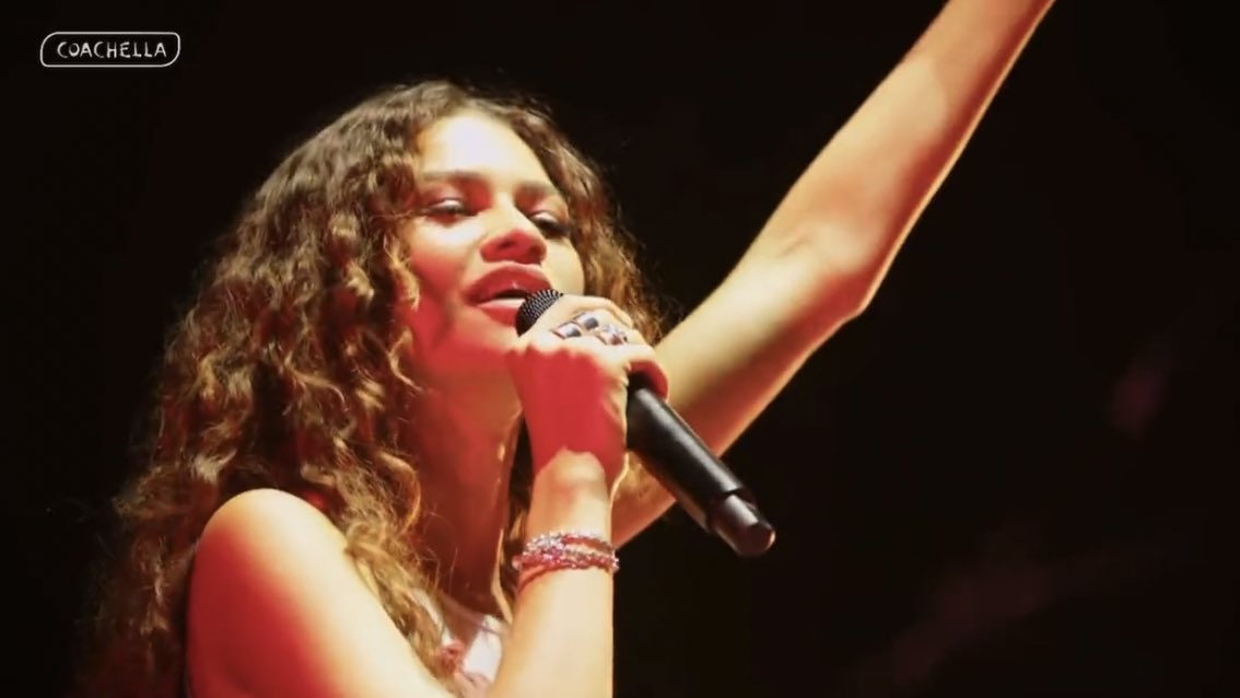 zendayabr's tweet photo. Após 7 anos longe dos palcos, Zendaya cantou “All For Us” e “I’m Tired” no Coachella.

Você sempre vai vencer! https://t.co/l3IQfKUylP