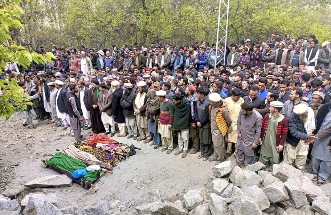 RafaqatID's tweet photo. کون سی عید کیسی عید ہمارے 4 بچوں کو بلتستان میں میجر نے گاڈی سے کچل کر شہید کیا، میڈیا اور عدلیہ خاموش ہے۔ 💔
#GilgitBaltistan https://t.co/SK8SAKmWMF