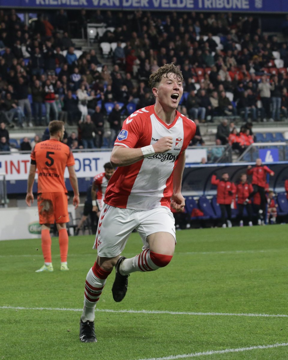 FC_Emmen's tweet photo. Wat een avond… 🥵

#heeEMM #HIERKOMIKWEG https://t.co/V7bHT5V5Nl