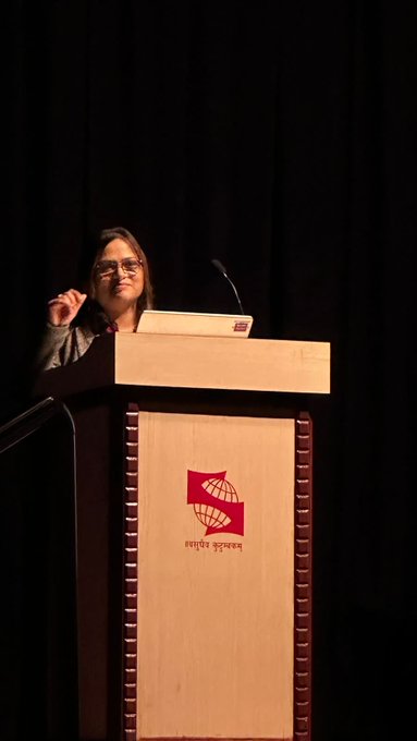 GDGPune's tweet photo. "Empower yourself to take on the world with #Daretobe! - Inspiring words by Manisha Khadge"π€©ππ»
#IWDPune23 #WTMPune #GDGPune #BFHL #BFHL_moment https://t.co/gBVYlGFGIW