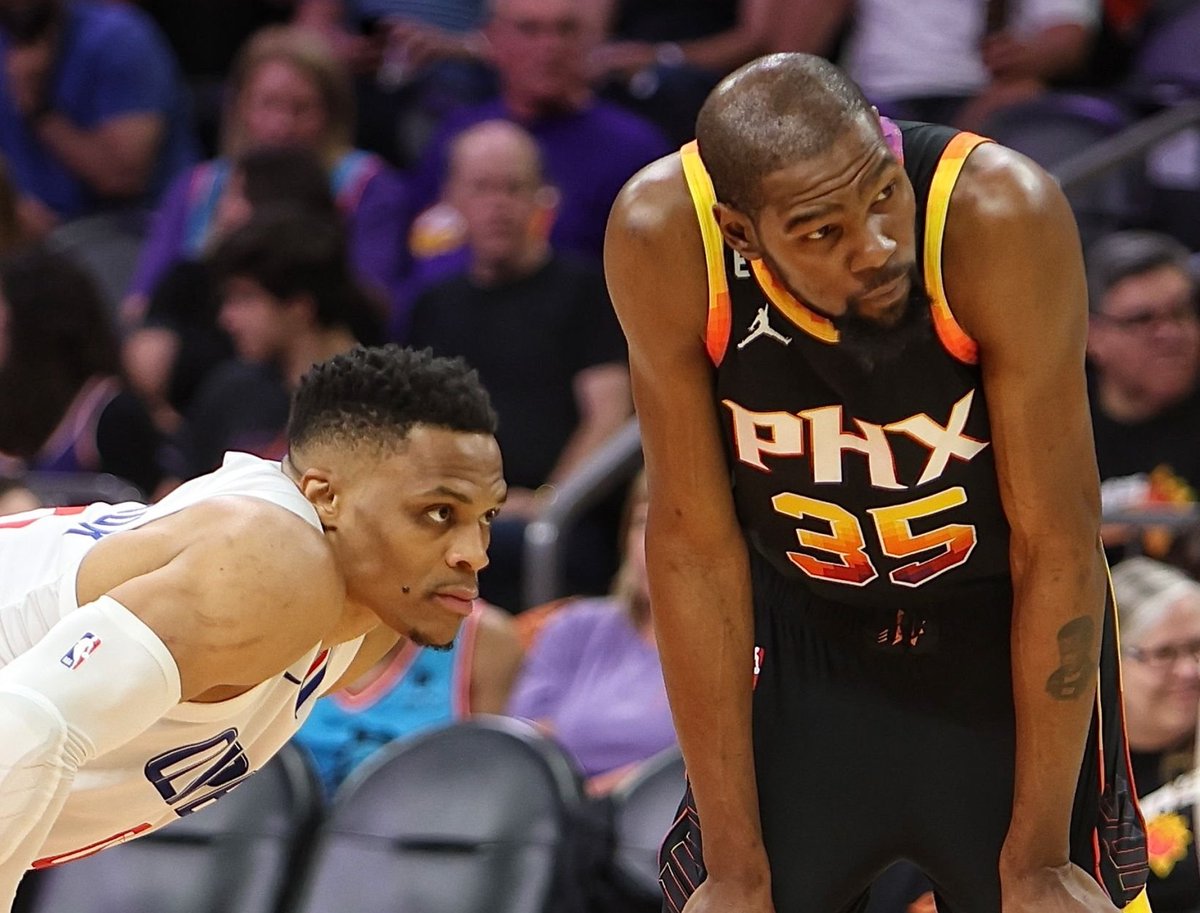 Basket_Infos's tweet photo. Bel hommage de Kevin Durant à Russell Westbrook, encore énorme hier ❤️

“Les gens vont toujours te critiquer quand tu as du succès et que tu fais ça depuis si longtemps. Russ a été résilient toute sa vie. Il vient bosser et ne dit pas grand-chose. Il est juste là pour jouer au basket. Lorsqu'il prendra sa retraite, les gens diront la vérité sur son jeu. Pour l'instant, ce qui est amusant, c'est de se moquer de Russ. Mais la façon dont il joue depuis qu'il a rejoint les Clippers montre à tout le monde qui il est vraiment.”