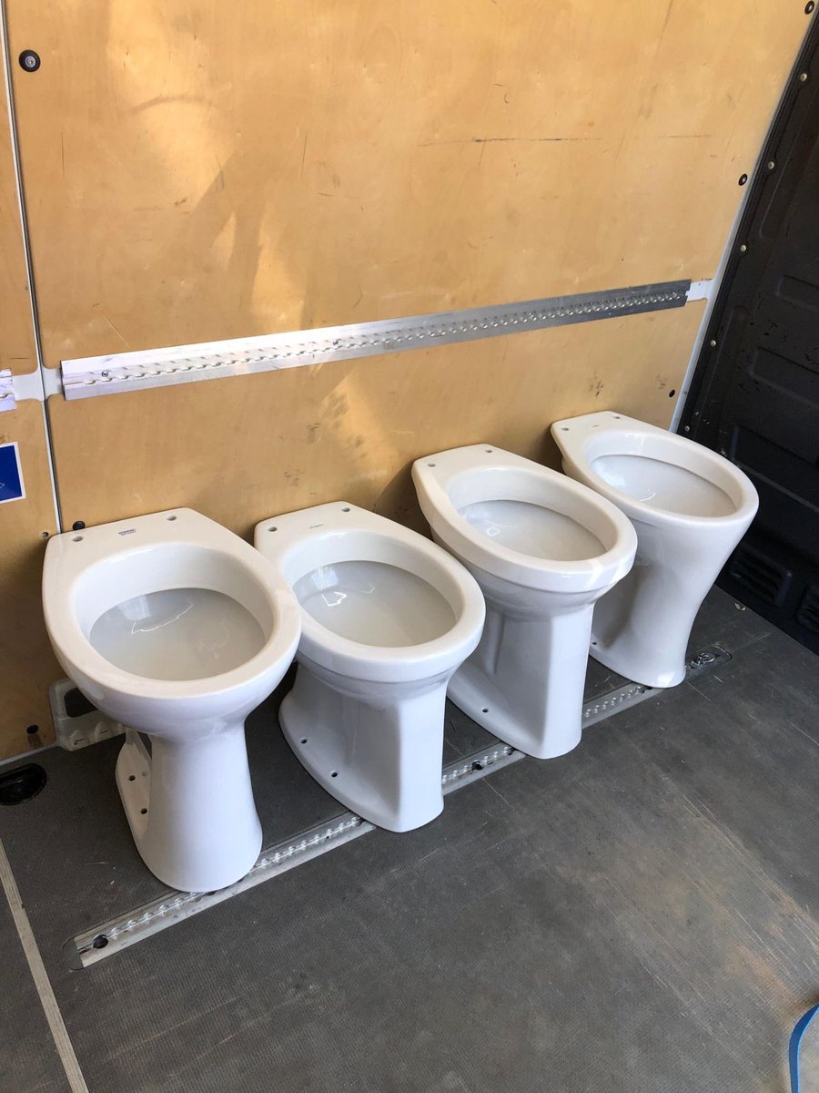 PeterHutten's tweet photo. De toiletpotten van groot onderhoud @VanWijnenGroep van 192 appartementen a/d Schubertstraat in @gemeentetilburg van ‘n 2e leven voorzien door https://t.co/nvBwdMUsuz. Na zorvuldig kenmerken, gedemonteerd, gereinigd, refurbished en in zelfde woning 100% #circulair teruggeplaatst https://t.co/RZsFYqodaF