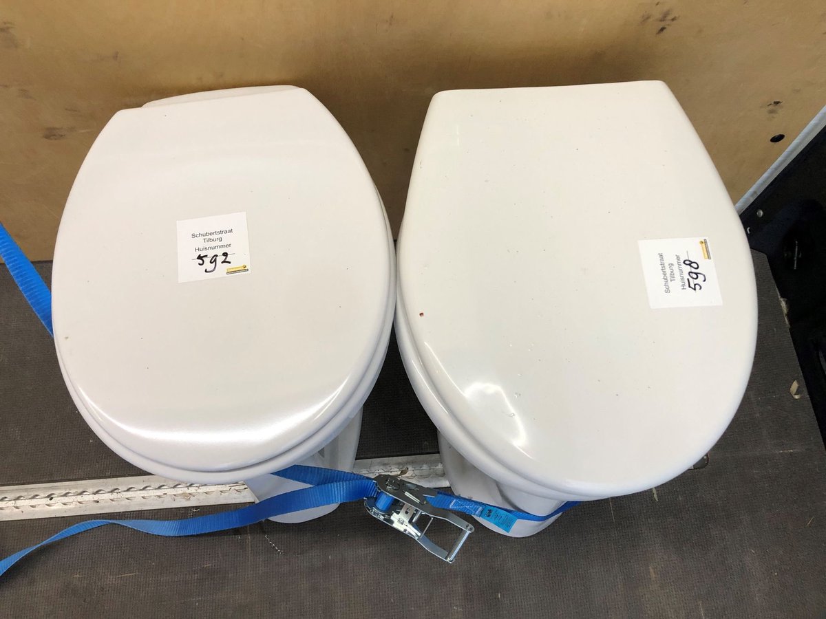 PeterHutten's tweet photo. De toiletpotten van groot onderhoud @VanWijnenGroep van 192 appartementen a/d Schubertstraat in @gemeentetilburg van ‘n 2e leven voorzien door https://t.co/nvBwdMUsuz. Na zorvuldig kenmerken, gedemonteerd, gereinigd, refurbished en in zelfde woning 100% #circulair teruggeplaatst https://t.co/RZsFYqodaF