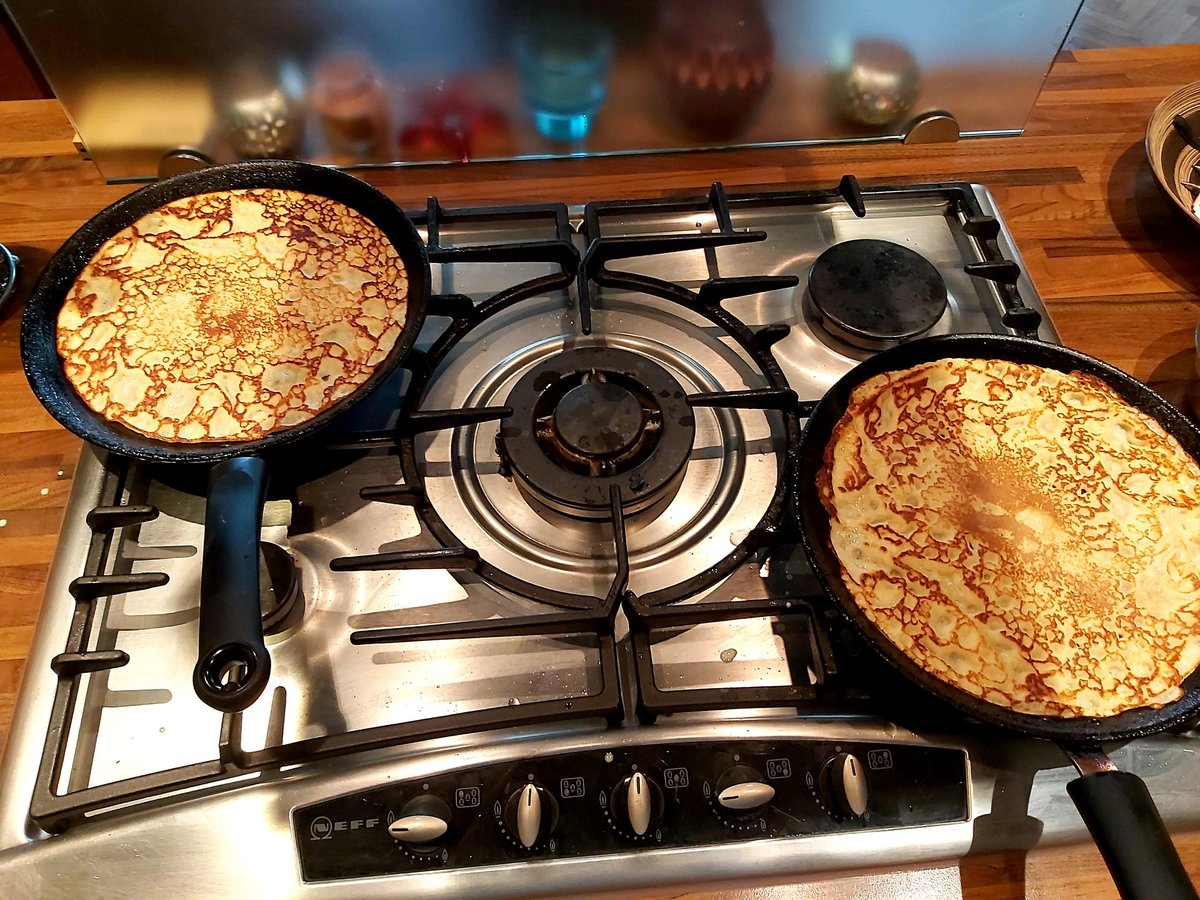 Sunday Greetings ❤👍 Breakfast anyone? Pancakes, strawberries and cream! 😋😋😋