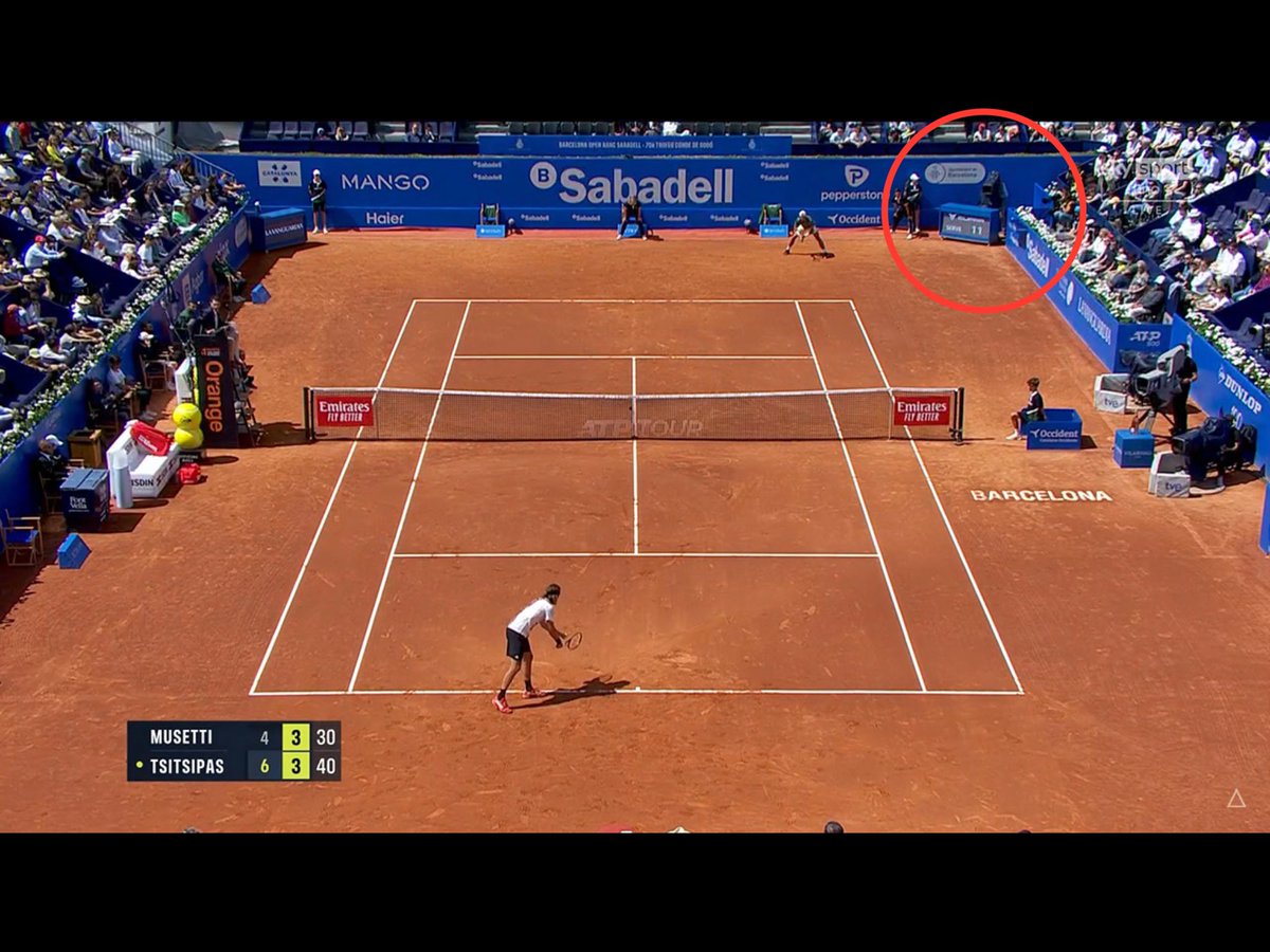 WennerGatta's tweet photo. #ATPBarcellona 🔎
Sulla destra ⭕️ il tabellone riporta dapprima il #serveclock, per poi lasciar spazio durante lo scambio a uno sponsor 🔵.
Sulla sinistra invece compare la velocità del servizio 🟢.
Nessuna traccia della durata del match 🤷🏻♂️ https://t.co/8ilTvFf4p9