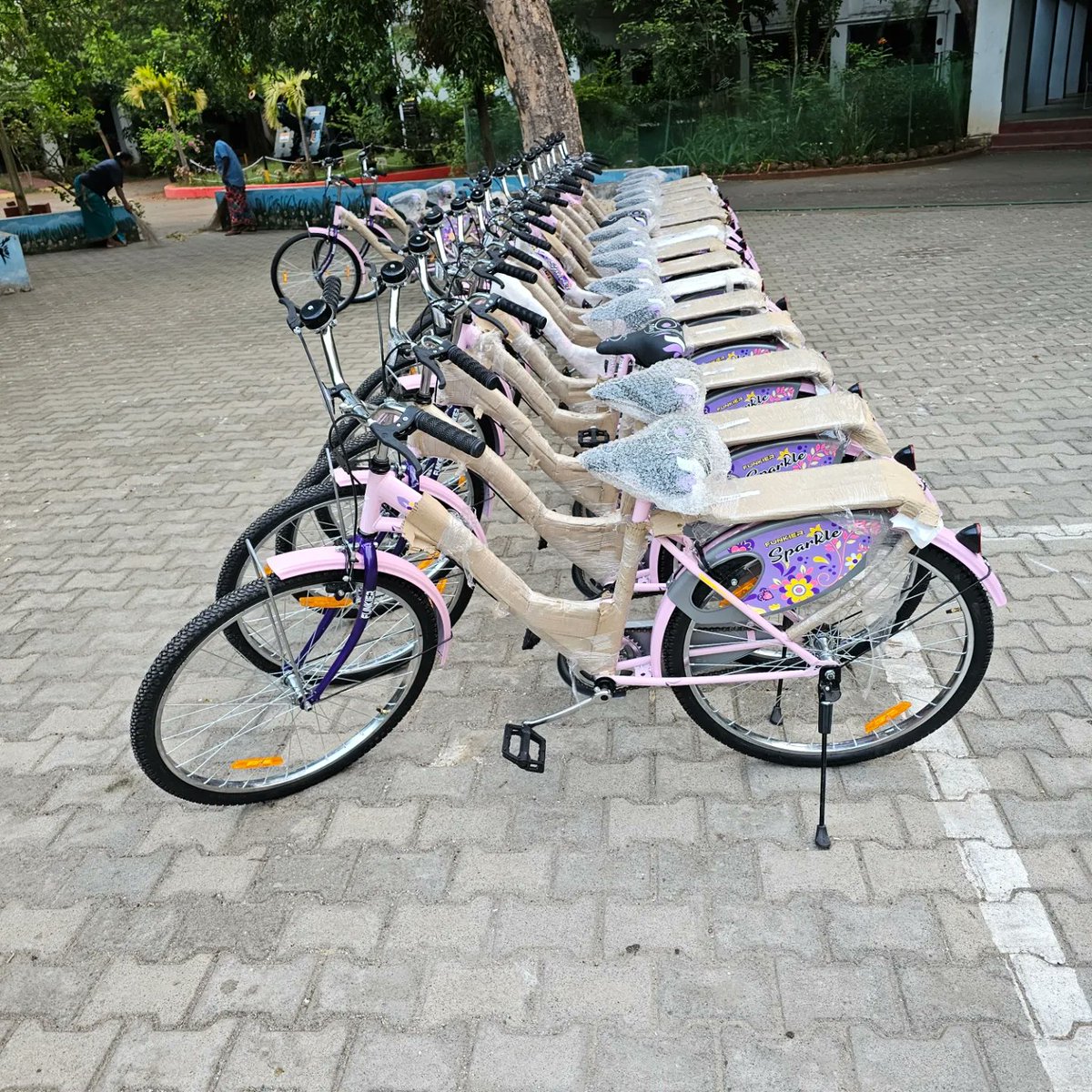 fmrock's tweet photo. Today we donated around 40 #bicycles out of 200 through our Aalam Deepam Duathlon! An initiative of @chennaicyclists community #HumansOfCycling
#Empowering the #livelihood through community. https://t.co/5fhFd7uHB8