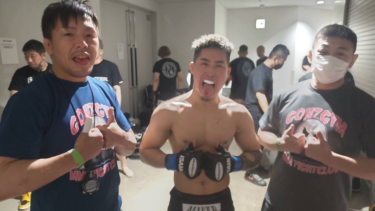 gonz_gym's tweet image. プロ修斗香川大会 FORCE 17
第1試合 2023年新人王決定トーナメント・フライ級1回戦 5分2R
矢野武蔵（パラエストラ愛媛）
亮我（ゴンズジム）
亮我勝ちました❗️
左にムテカツ
右にテンガイ
そしてゴンズイ先生がセコンドでした😃
しかし強い❗️
亮我おめでとう🎉
#shooto0423 
#FORCE17