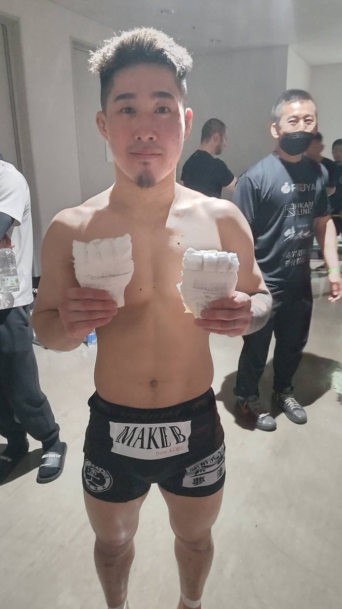 gonz_gym's tweet image. プロ修斗香川大会 FORCE 17
第1試合 2023年新人王決定トーナメント・フライ級1回戦 5分2R
矢野武蔵（パラエストラ愛媛）
亮我（ゴンズジム）
亮我勝ちました❗️
左にムテカツ
右にテンガイ
そしてゴンズイ先生がセコンドでした😃
しかし強い❗️
亮我おめでとう🎉
#shooto0423 
#FORCE17