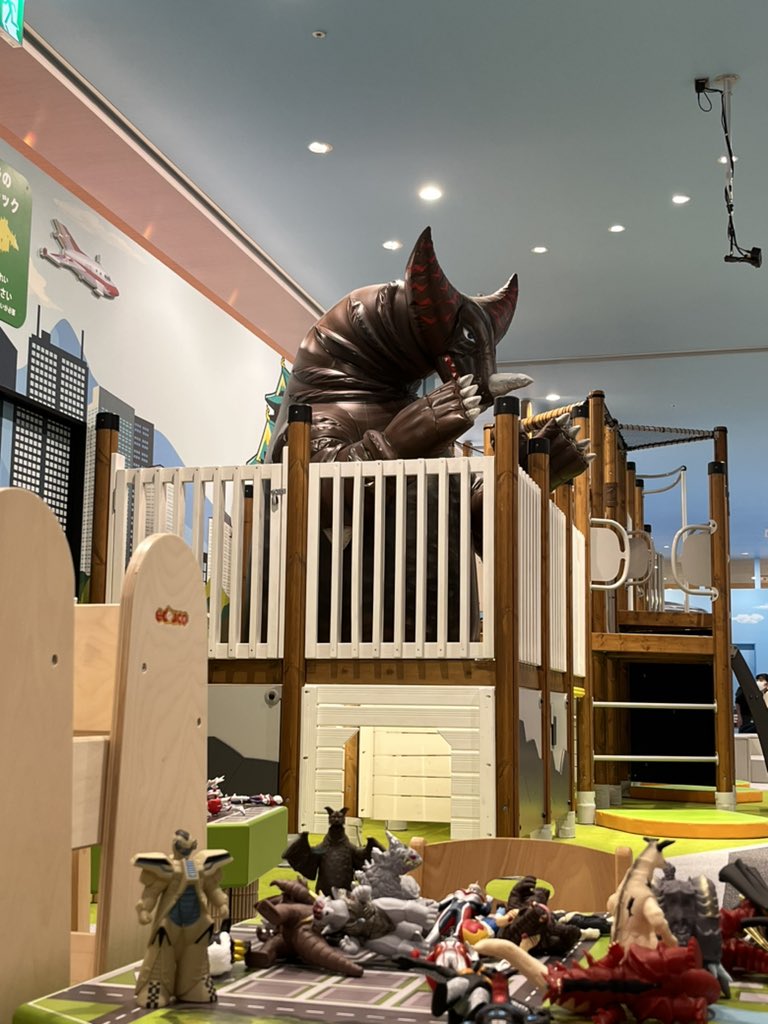 HyodoNote's tweet image. こんにちは世界
次男を連れてウルトラマンパークへ。
自分も楽しんだ怪獣ごっこ、
3歳の息子も同じ様に遊んでる。
ありがとうウルトラマン。