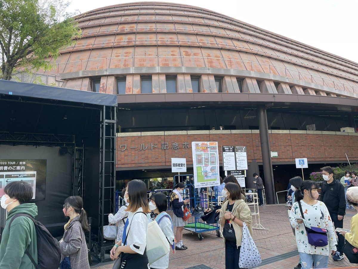 unicooooorn_'s tweet photo. 米津玄師 神戸ワールド記念ホール なう https://t.co/KwzBaMa5eD