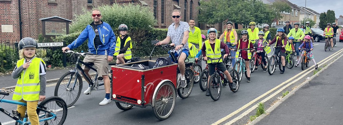 MrsA4boys's tweet photo. @fridedaysbb Hereβs more than fabulous five heroes from our @BarrackBikeBus in Christchurch, Dorset (stars of the @activetraveleng film about bike buses π€©
#FindFiveForFRideDays https://t.co/jK6d7GIion