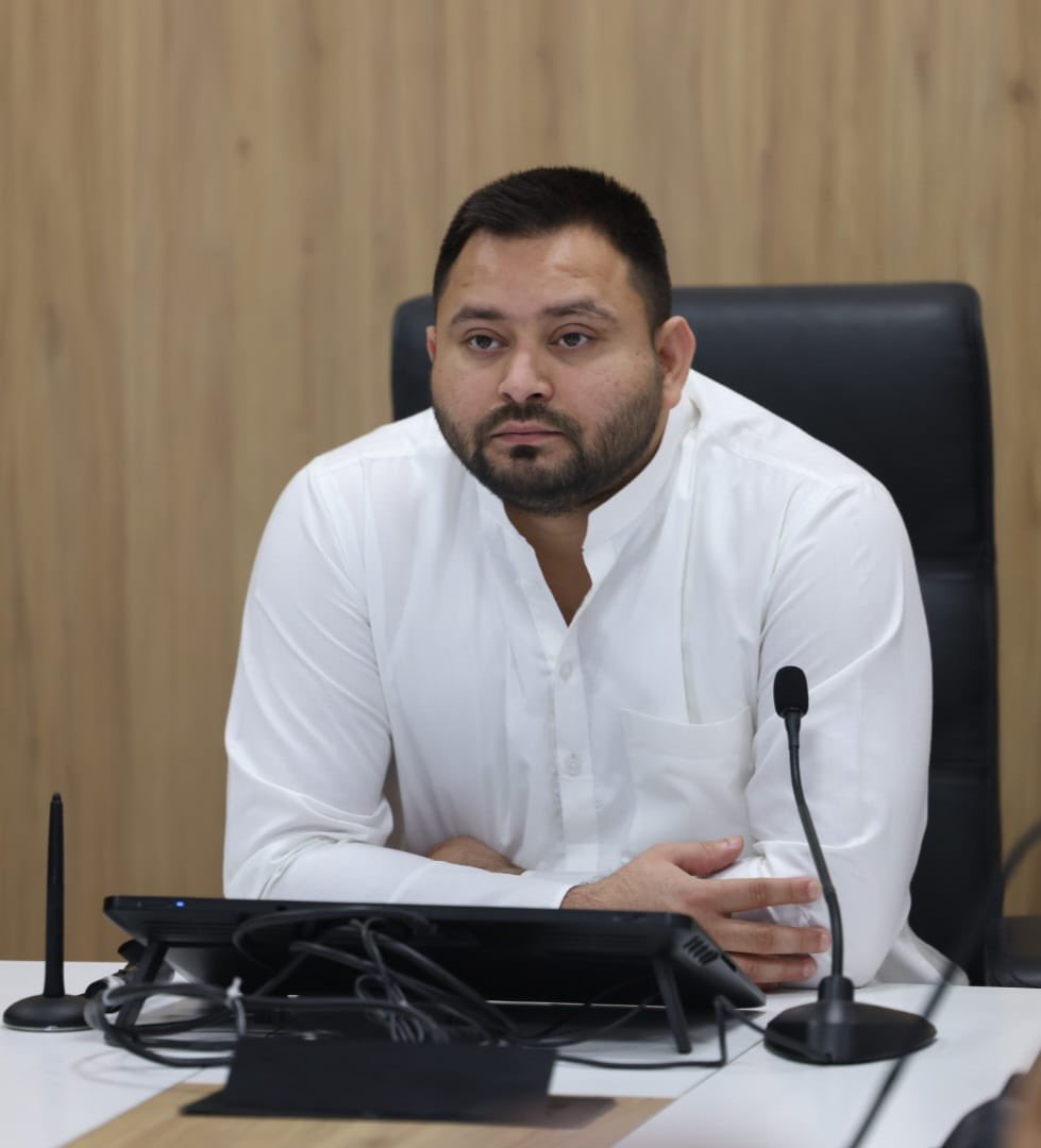 yadavtejashwi's tweet photo. बिहार सरकार की नई टूरिज्म पॉलिसी के संदर्भ में पर्यटन विभाग के अधिकारियों के साथ बैठक की।

नई पर्यटन नीति में टूरिज़्म इन्फ्रास्ट्रक्चर व आध्यात्मिक टूरिज्म को बढ़ावा देने तथा कल्चर हेरिटेज को जोड़ने एवं तकनीक का इस्तेमाल कर जानकारी, सुविधा, सुरक्षा, ब्रांडिंग और प्रोमोशन पर फोकस रहेगा। इसमें सभी स्टेकहोल्डर्स से भी परामर्श किया जा रहा है। #BiharTourism #Bihar