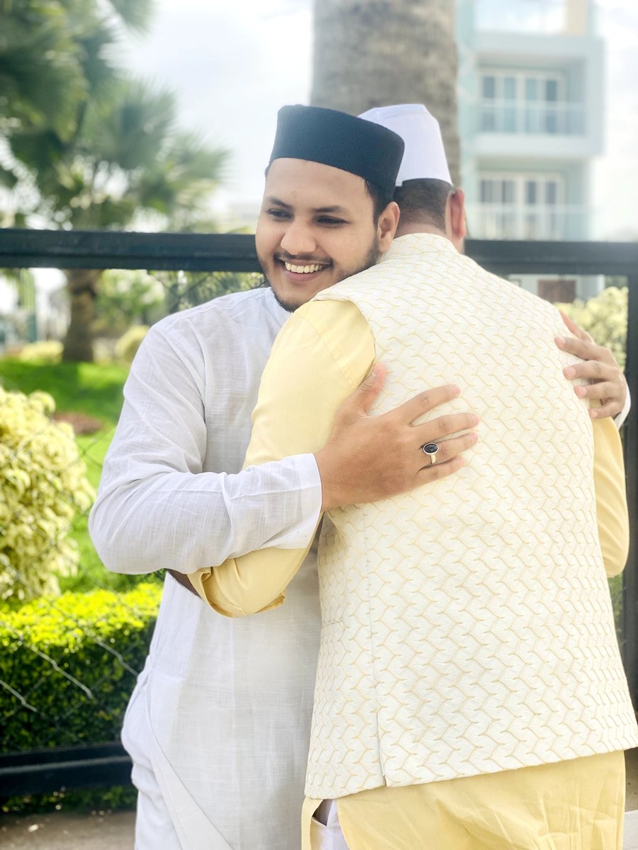 Theashfaque7's tweet photo. Eid Mubarak ❤️
#ashfaqueahmed #theashfaque7
#Eid2023 #eidcollection #friendship #indore https://t.co/F1dsCDSMU9