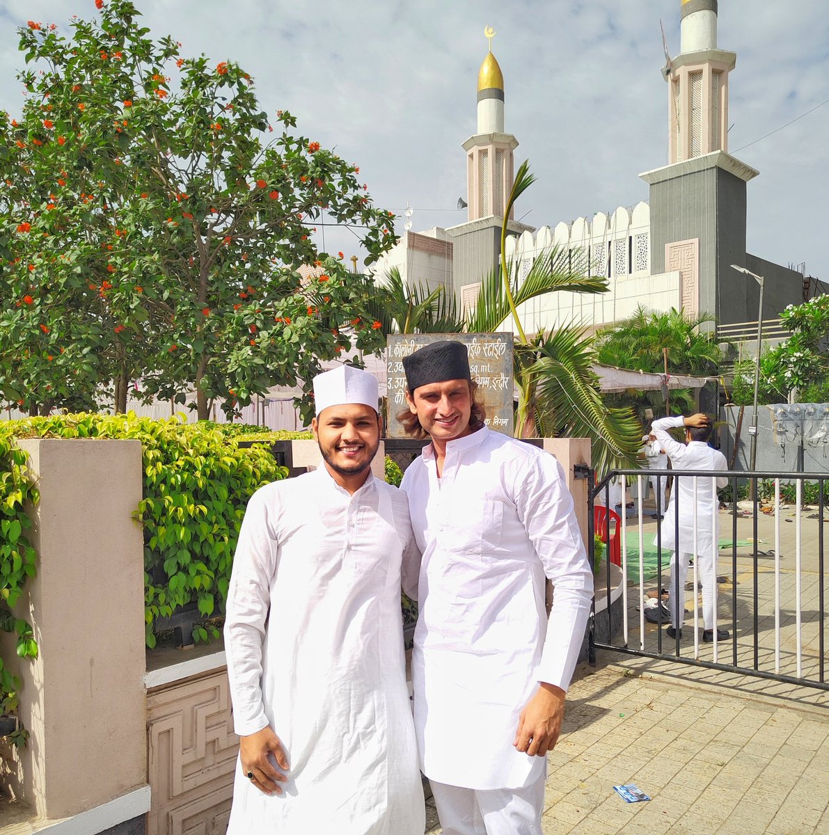 Theashfaque7's tweet photo. Eid Mubarak ❤️
#ashfaqueahmed #theashfaque7
#Eid2023 #eidcollection #friendship #indore https://t.co/F1dsCDSMU9